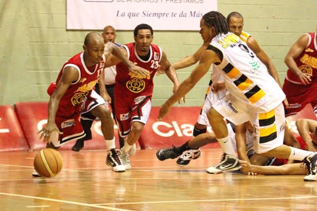 El pimentoso jugador Elizaur Muñoz driblea el balón ante la defensa de Carlos Sánchez